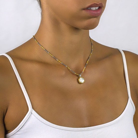 Μενταγιόν διπλής όψης με Swarovski κρύσταλλο, φίλντισι και τρίχρωμη αλυσίδα M116-1 Μενταγιόν διπλής όψης με Swarovski κρύσταλλο, φίλντισι και τρίχρωμη αλυσίδα M116-1